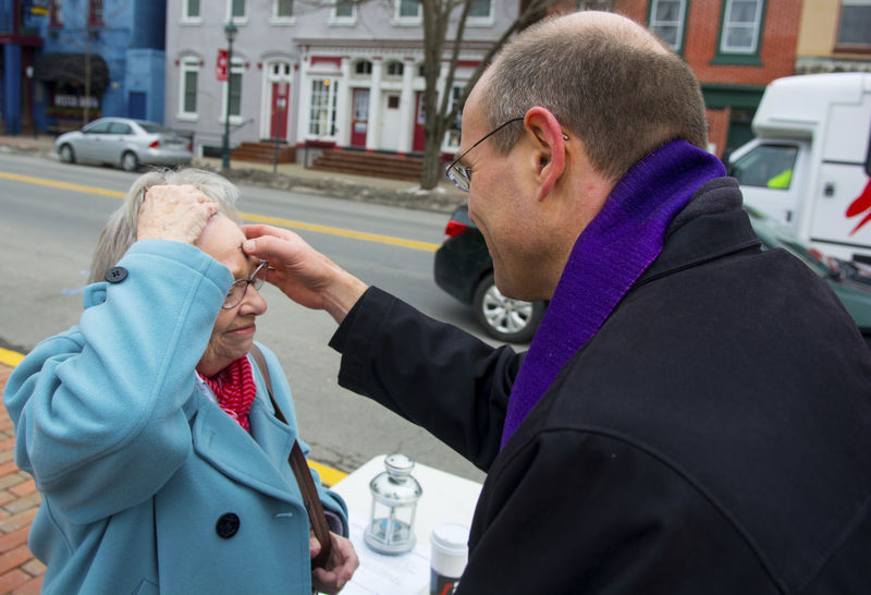 Selinsgrove pastor delivers ashes on the go